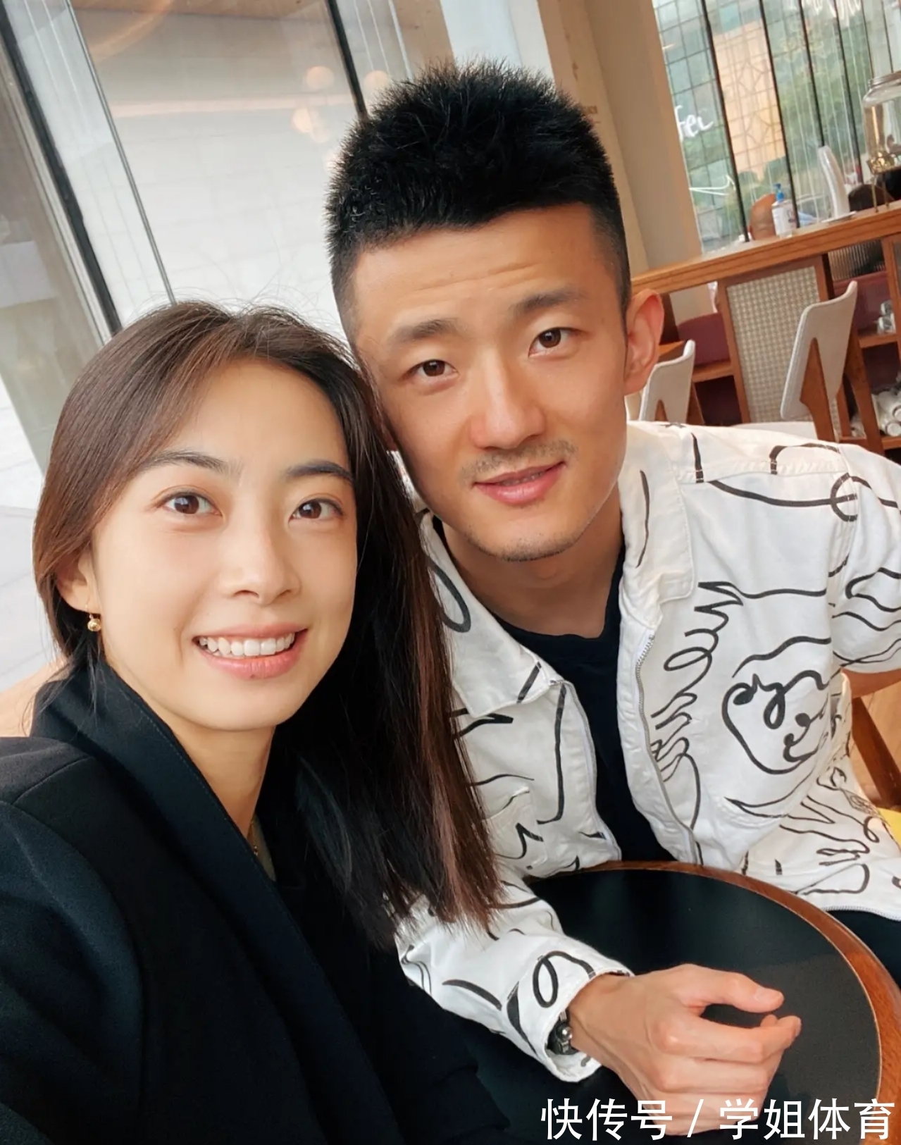 王祖贤|奥运冠军谌龙携妻子出游!娇妻长相似王祖贤,国羽短裙出战第一人