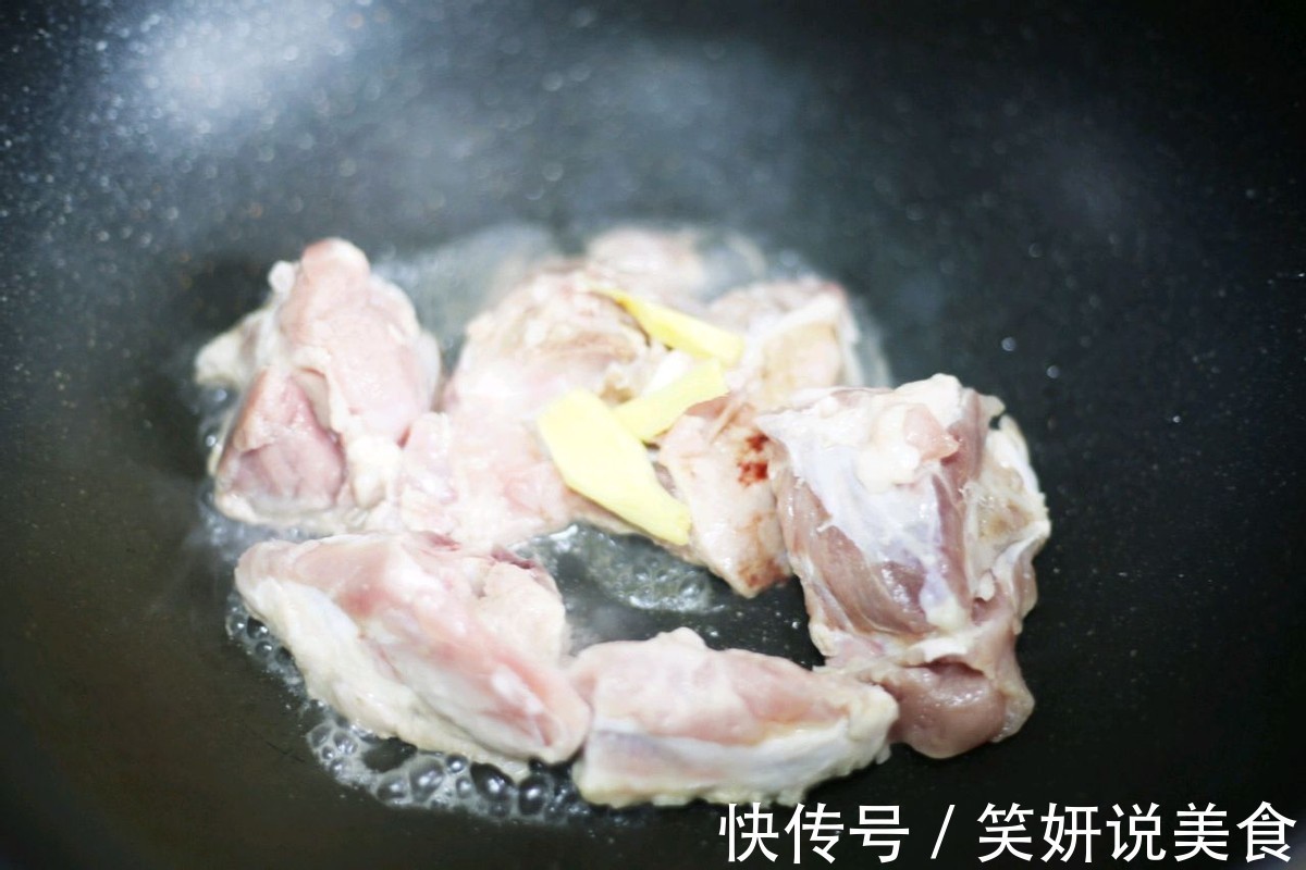 秋天干燥多给家人煲汤喝，玉米海带筒骨汤，滋补营养还好喝