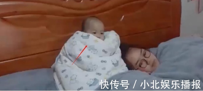 孩子|妈妈在睡懒觉,小宝宝独自在看电视,网友:这宝妈心真大