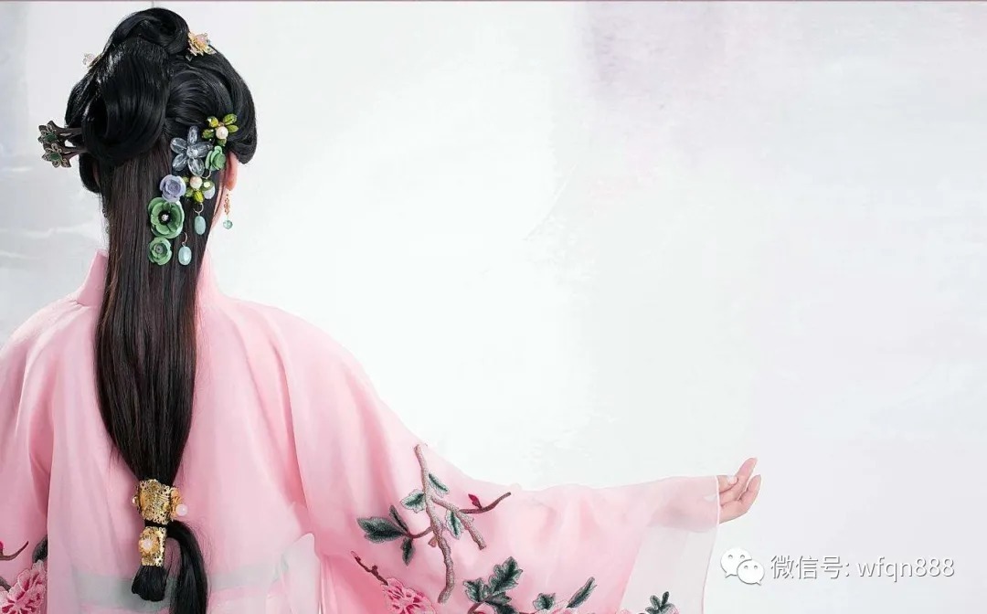 苏轼&杜甫给女邻居写了首诗，每句都只写花，为何苏轼却说他居心不良？