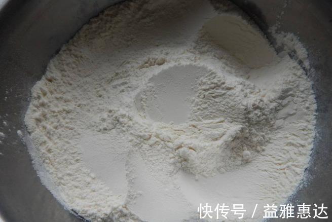 韭菜打3个鸡蛋，不炒，不炒，不蒸，隔壁小孩流口水