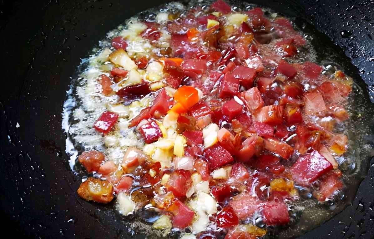 芋头|时蔬搭配腊肉和芋头，做出好吃一锅焖饭，饭菜一锅出，美味又方便