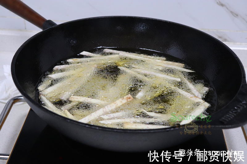 好吃|芋头新做法,不炒不煮锅炸得香喷喷,外酥里软,好吃得停不下来