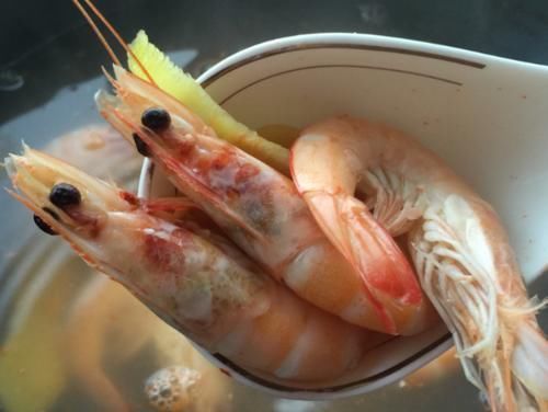 活虾|保存大虾,直接冷冻是大错渔民教你1招,1年不坏,和鲜虾一样鲜