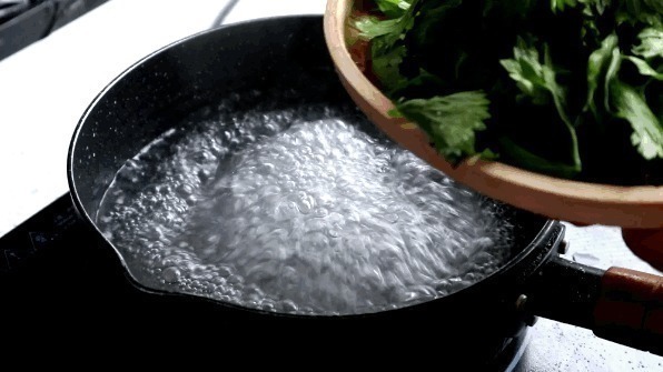 芹菜梗|天冷了,这蔬菜该多吃,浑身是宝,叶子不少人当垃圾扔了,太可惜