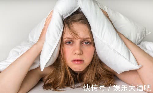 睡眠质量|半夜经常睡不着，失眠严重？中医：枕头里塞2物，常闻睡的香