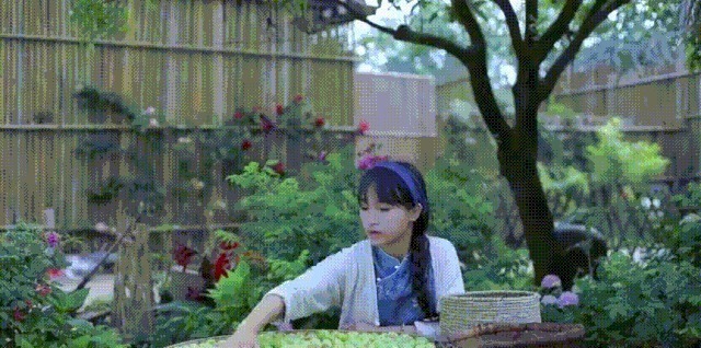 如果說(shuō)李子柒的生活對(duì)我們不切實(shí)際，那她穿的衣服我們倒能學(xué)學(xué)