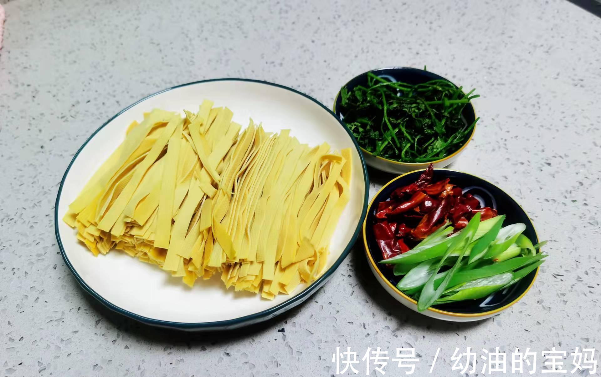 千张买厚不如买薄,焯水后加一料拌着吃,营养开胃,好吃还便宜