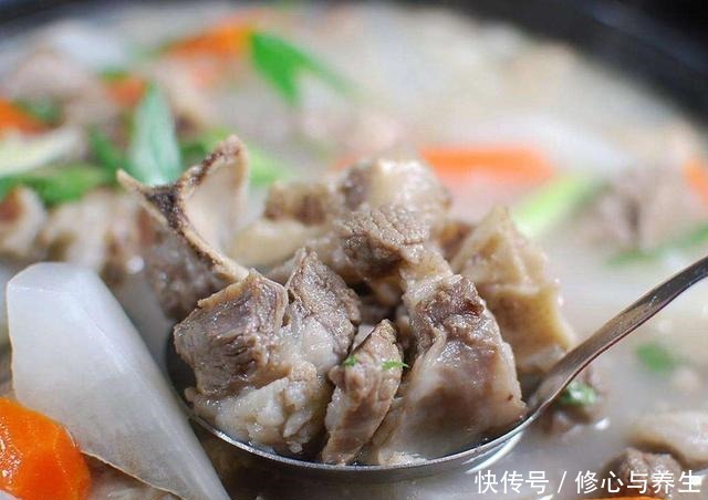 冬天炖羊肉，记得“1泡1煮2香料”，羊肉不腥膻，羊汤奶白鲜香！