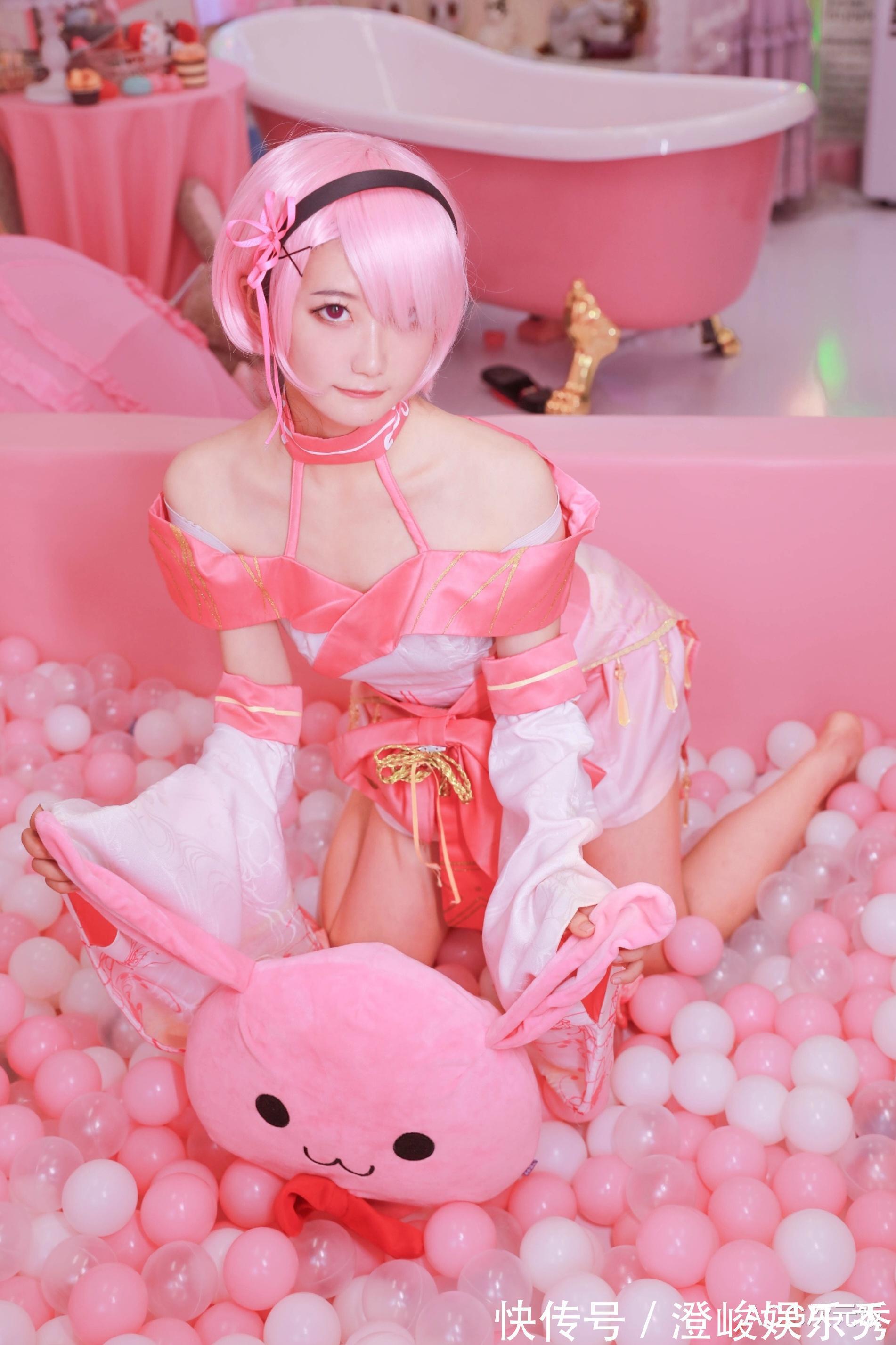 cos|Re0:和服拉姆cos,抬腿侧坐浴缸,姐姐大人和蕾姆老婆我全都要!