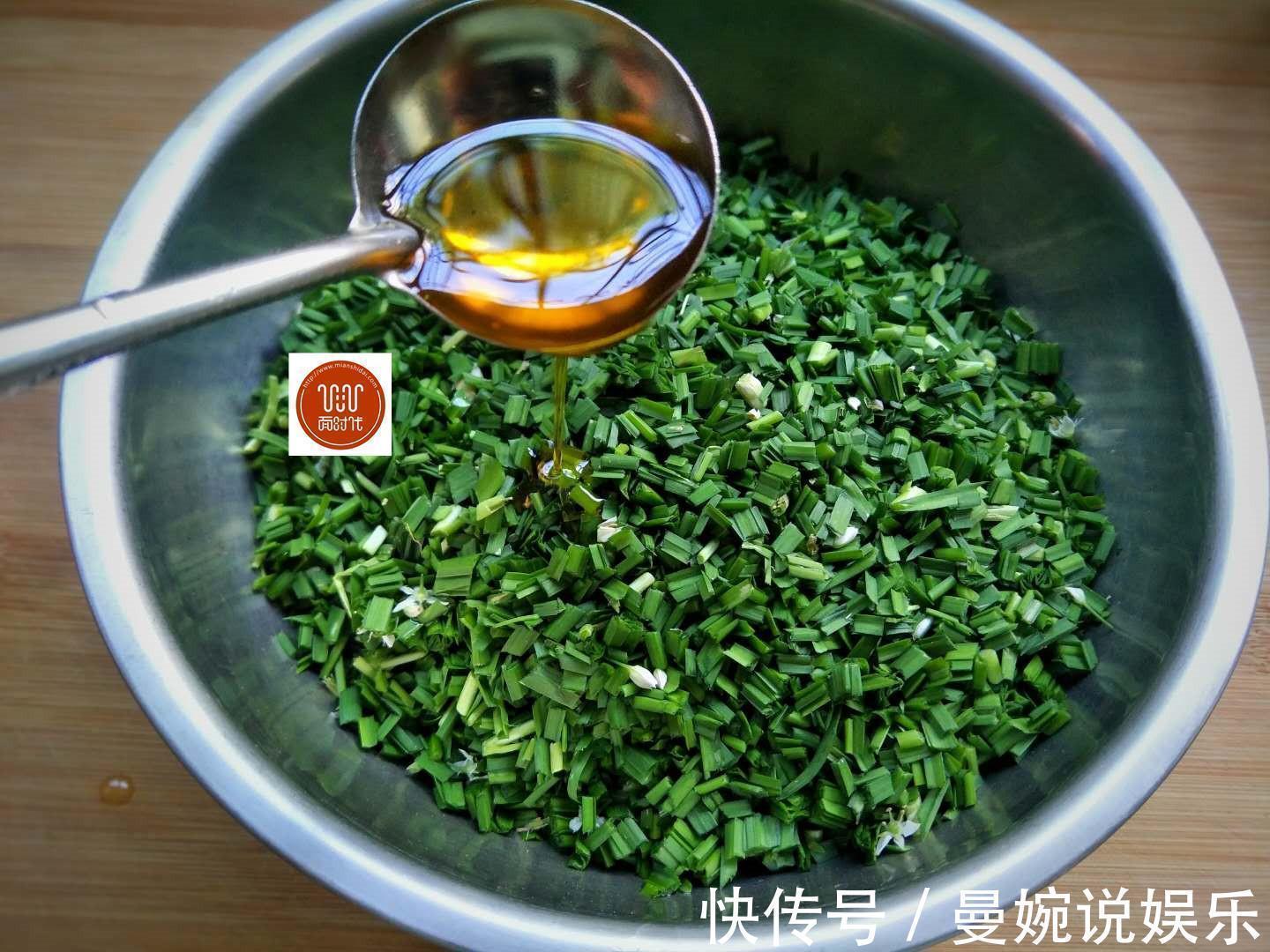 厨路|这样的韭菜盒子很少见,一抻一卷,皮薄馅大,层层酥脆,做法简单