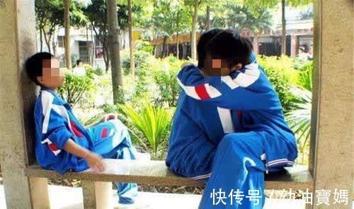 电话|儿子在用“”电话手表“”谈对象？面对电子产品家长如何是好！