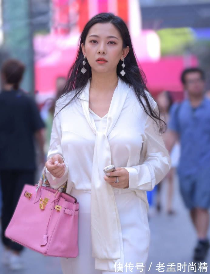 辣妈 时尚辣妈穿上职业装,整个人都散发着自信的气场,美极了