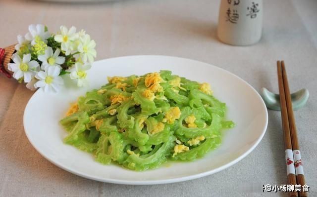 苦瓜炒鸡蛋时，不要直接下锅炒，多加一步，苦瓜不苦，鸡蛋更嫩