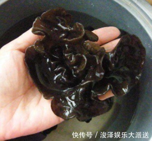 饭店|泡木耳十个人九个错，看看饭店大厨的一招，木耳泡得又快又干净！