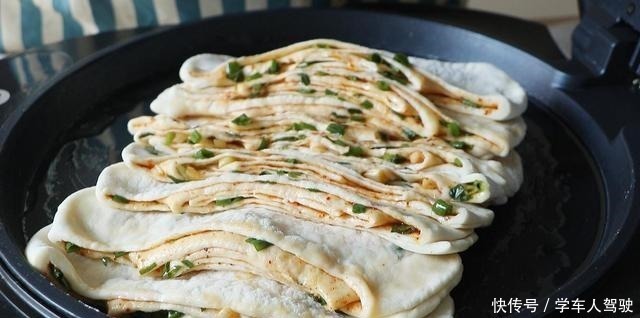 面粉学会这样做，再也不蒸馒头了，酥脆松软又多层，没菜也吃得香