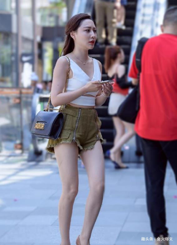 温柔|街拍温柔可人的美女,一件黑色的短袖配黑色短裤,时尚靓丽气质