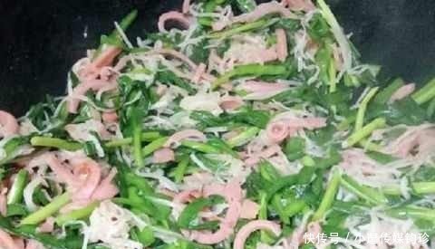 夏天|夏天饺子皮在我家这样吃 上锅一蒸就能吃 鲜香解嫩比凉皮香