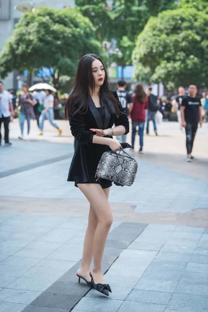 街拍:高跟鞋优雅时尚,穿搭出街散发出迷人气息