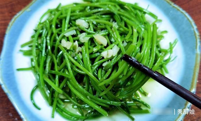此菜营养极高，很多人只吃叶子，其实茎才是宝贝，不懂吃太可惜了
