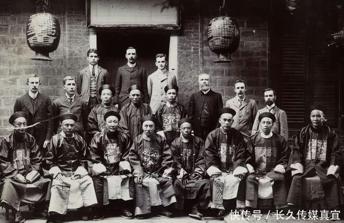 穿着打扮|晚清老照片女性结婚穿着打扮很华丽,图5那个妃子长得很像明星