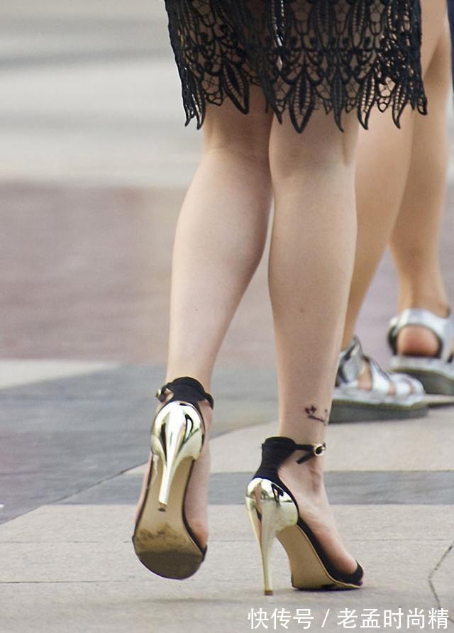 辣妈 街拍路人,时尚的辣妈穿搭就是与众不同,总是给人一种迷人神秘感