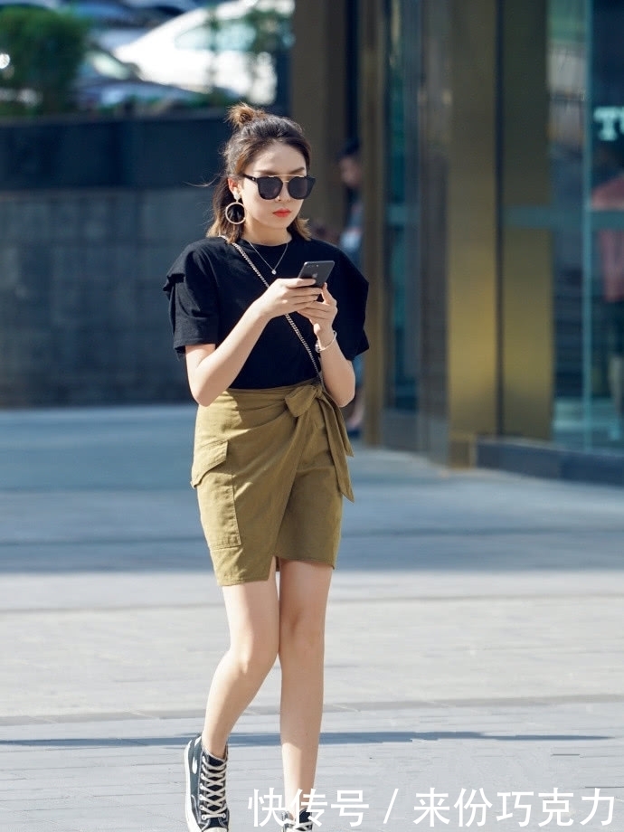街拍:红色V领衬衣搭配黑色短裤,尽显美女成熟魅力