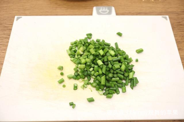 想要豆腐入味不碎，70多岁老妈的方法赞，几滴油不放盐，倍儿香