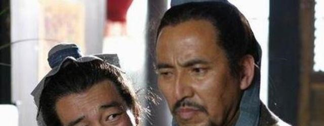 此词常用来形容一个人唯利是图,许多人都知道,但大都读错了