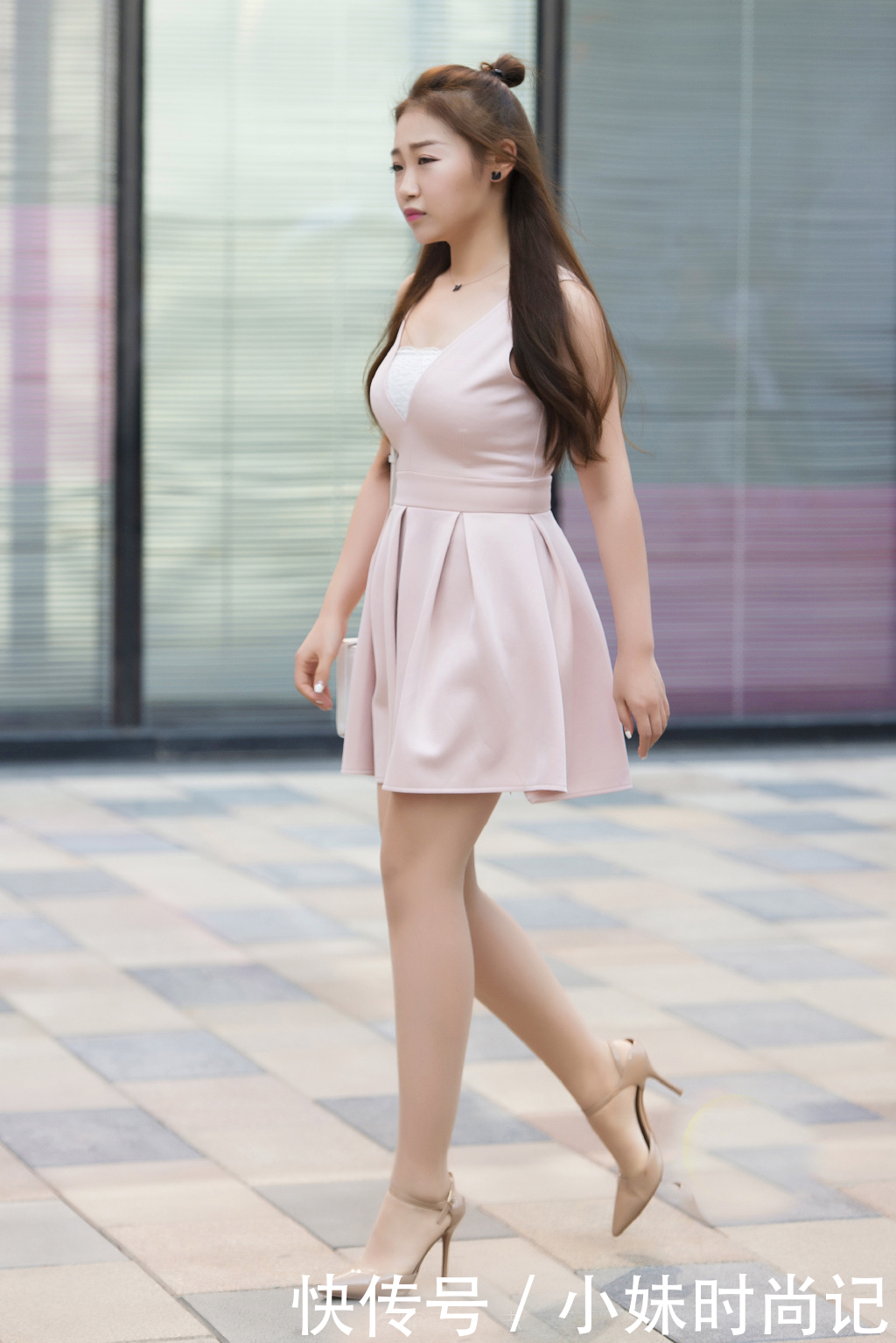 小姐姐|街拍:背心裙,穿出夏日一抹清凉,清新又显气质,尽显女性特有的优雅美