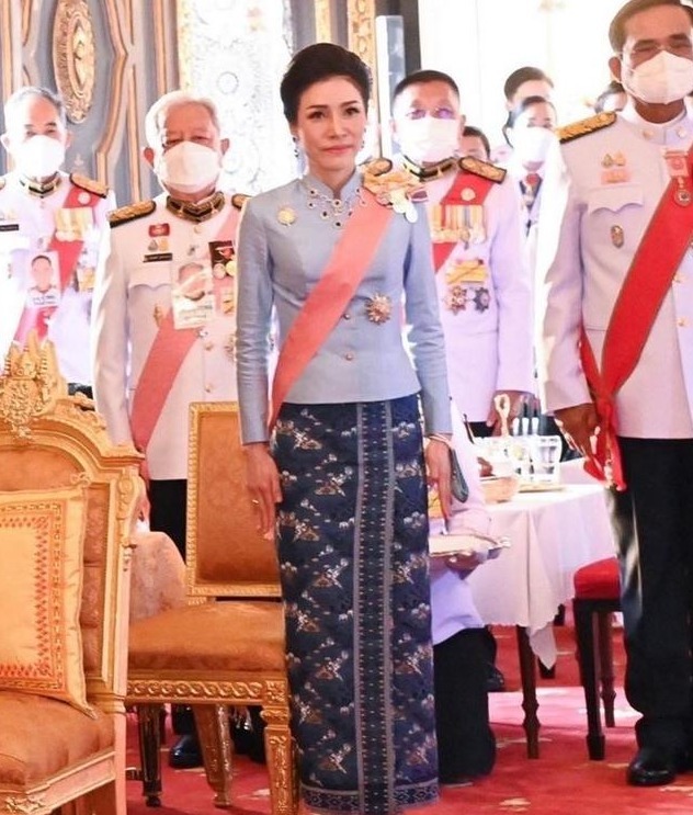 蓝色|诗妮娜也节俭, 同一件清爽蓝上衣多次穿, 换条半身裙依然美得闪耀