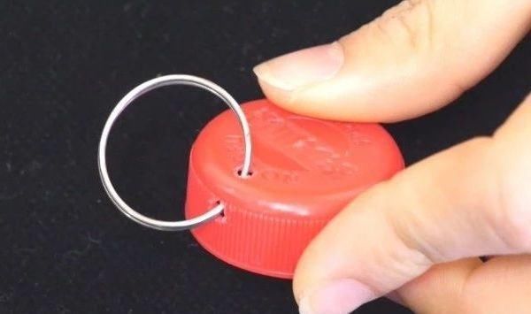 把两个塑料瓶盖粘在一起,挂在裤子上,全家人都要抢着用,太棒了 !