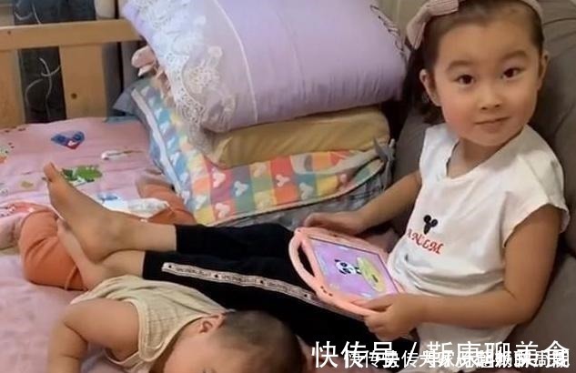 弟弟|弟弟想和姐姐一起玩,坐在房门口等姐姐醒,这姐弟俩相处得太好了