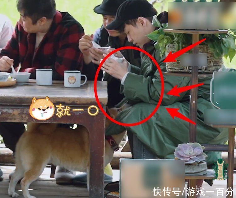 暖心|小O坐等张艺兴给自己投喂，看张艺兴的举动，像极妈妈在喂孩子