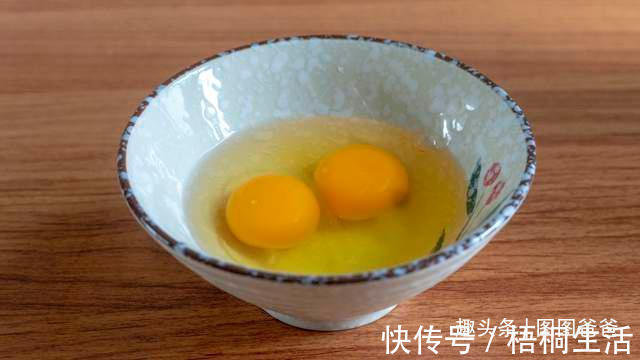 搅拌均匀|早餐别吃包子馒头了，1块钱饺子皮，5种巧用，美味解馋，孩子最爱