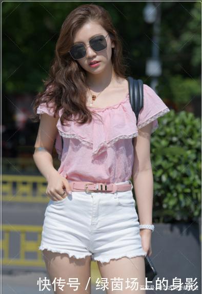 粉红色上衣搭配白色毛刺时尚裤，清新可爱，青春减龄