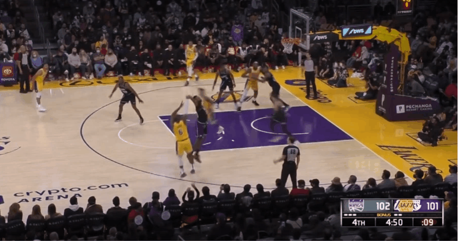 三分|詹姆斯連續(xù)兩個回合命中三分，湖人重新取得領先