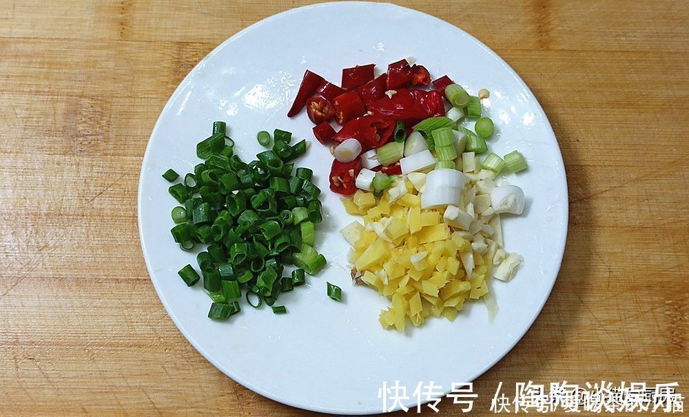 红烧|红烧鲈鱼虽然做法简单，要想肉质鲜嫩，味道浓香，需要一点小窍门