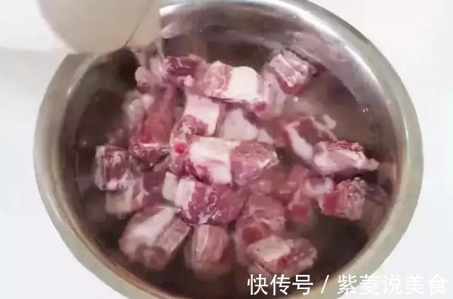 排骨不要用热水焯了,教你一招,血水自动跑出来,家家户户用得到