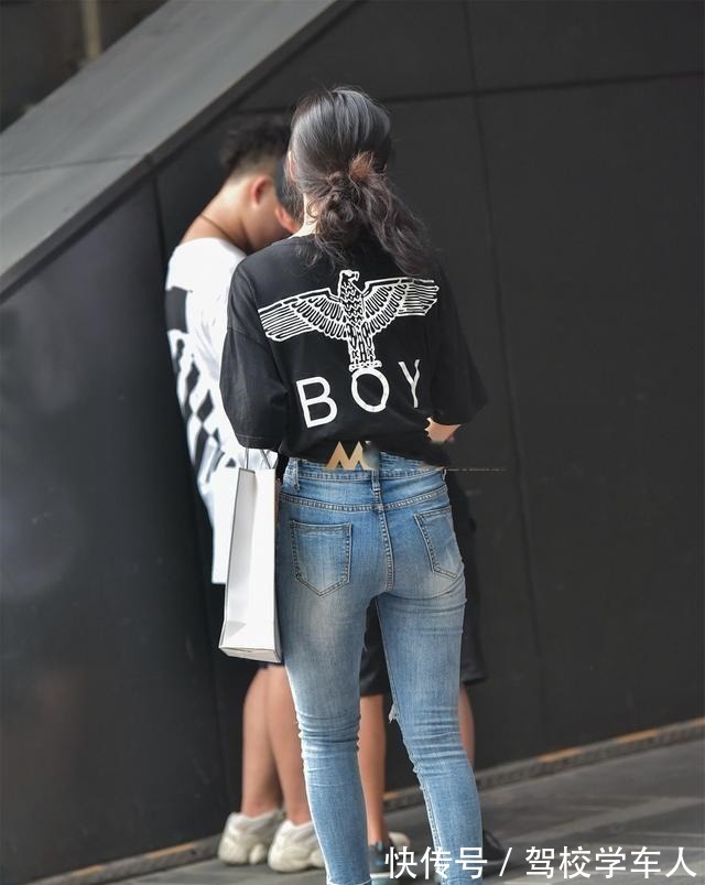 浅蓝色 灰色时尚露腰上衣搭配浅蓝色碎边热裤,搭配得体,搭配也比较时尚!