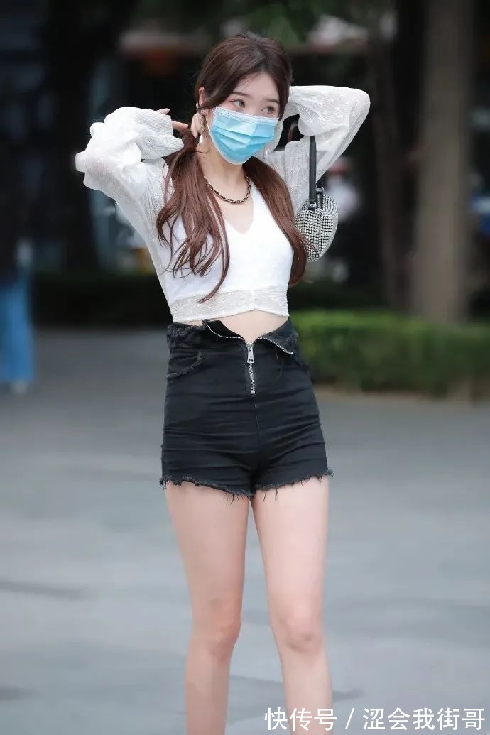 美女 街拍:白色上衣牛仔短裤时尚美女