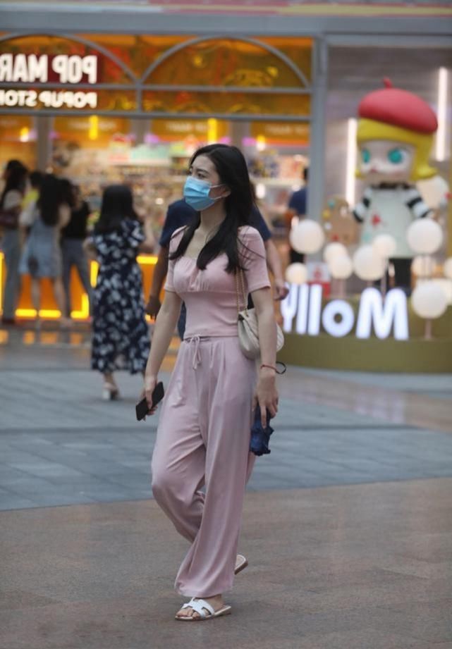 小姐姐|街拍,清爽的白背心搭配黑色紧身裤,非常的减龄