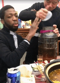 |搞笑GIF:大姐你听解释,我真的不是故意撞上去的