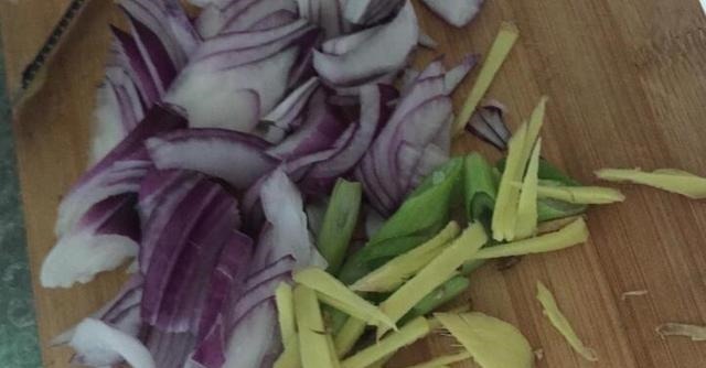 父亲用30年土方法酱牛肉,牢记3个小技巧,牛肉酱香浓郁不腥不散