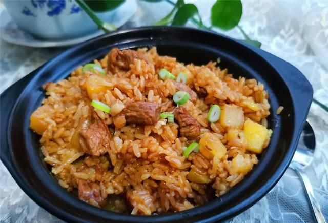 教你一道懒人美食，把肉和大米放进电饭煲，打开锅盖喷香扑鼻