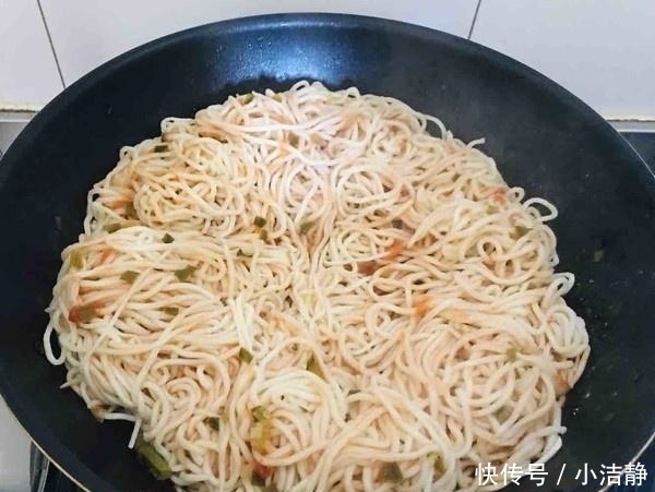  焖面|我家面条不煮不炒，10分钟出锅，挑食闺女连吃一周都不腻！