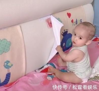 破坏|宝宝撕开床头贴纸,却有了意外收获,网友笑称将功补过