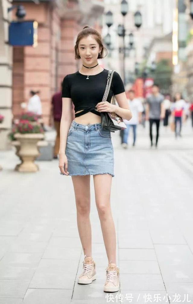 干净利落 牛仔服搭配白色打底裤,穿上卡其色的过膝靴,显得干净利落