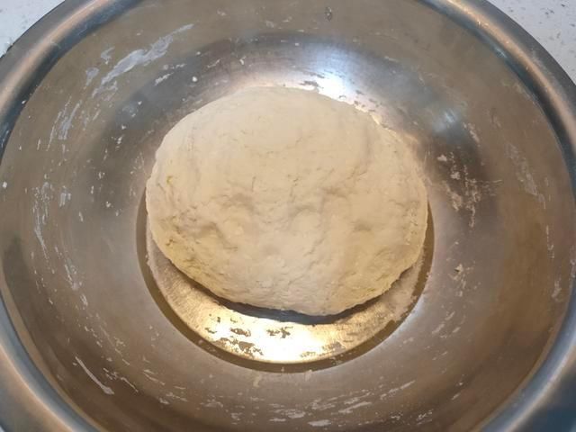 猪油|烙饼想要柔软好吃有层次，和面用开水还是凉水？其实都不正确