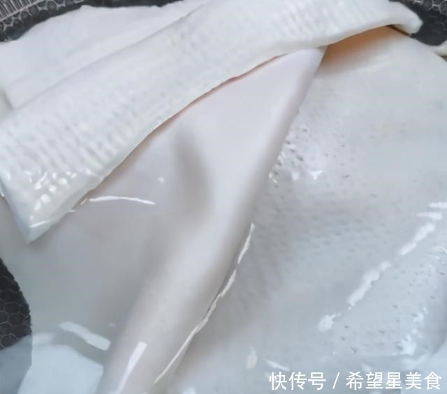 猪皮冻是最正宗的做法,Q弹爽滑,晶莹剔透,看着这都流口水